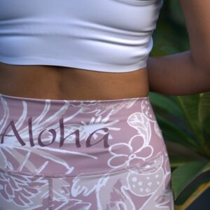 ローズベージュのレギンス　背中にALOHAのロゴ入り