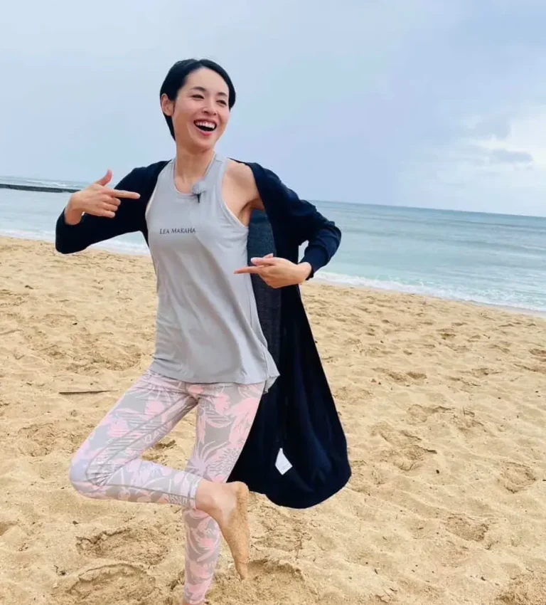 女優の西原亜希さん、ハワイロケの様子。テレビ東京「教えて！ツアーの達人」より。