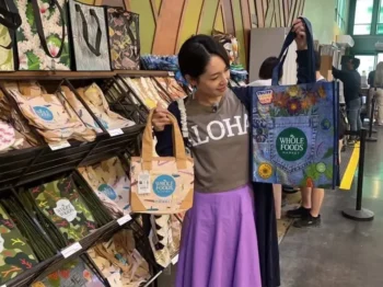 ハワイロケでレアマカハの衣装を着た西原亜希さん