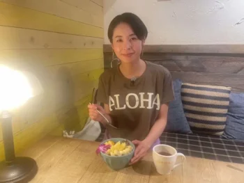 ハワイロケでレアマカハの衣装を着た西原亜希さん