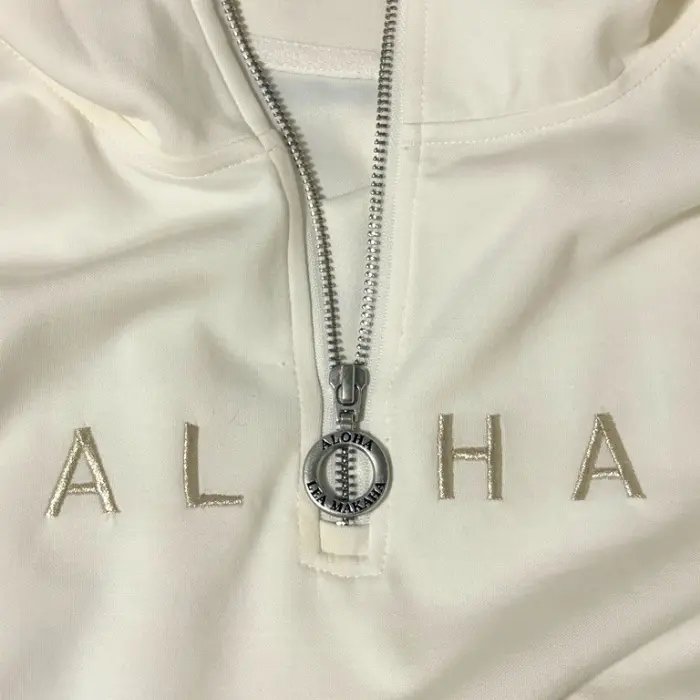 胸元に施されたALOHAの刺繍