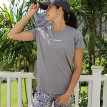 グレーのクルーネックTシャツを正面から着用した商品画像