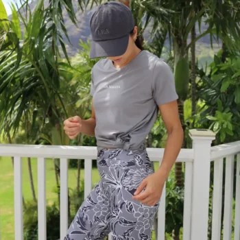 クルーネックTシャツの裾を結んでクロップド丈に。