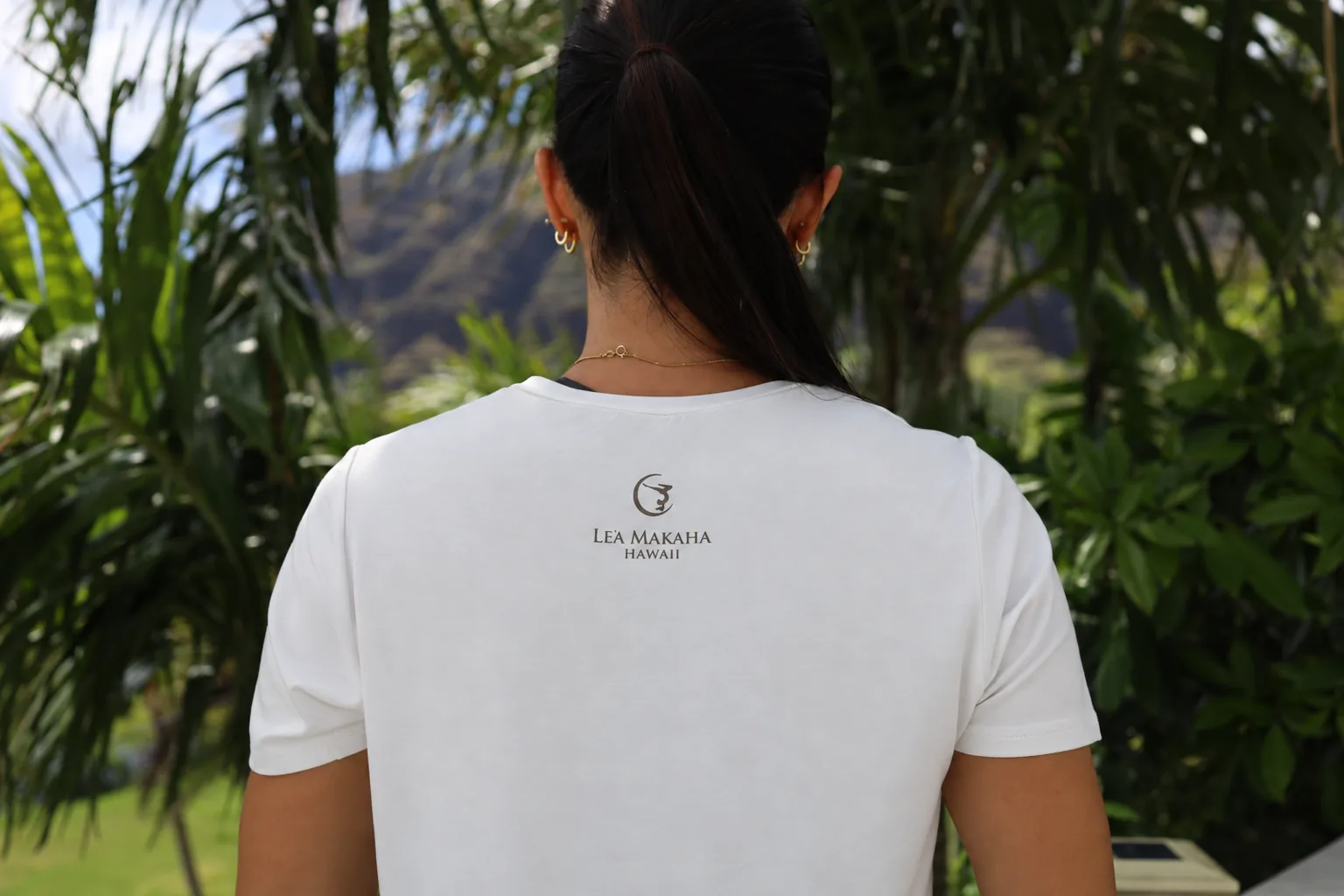 オフホワイトのクルーネックTシャツ背面のLE’A MAKAHAロゴ
