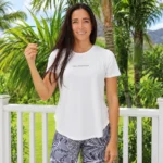 オフホワイトのクルーネックTシャツを正面から着用した商品画像