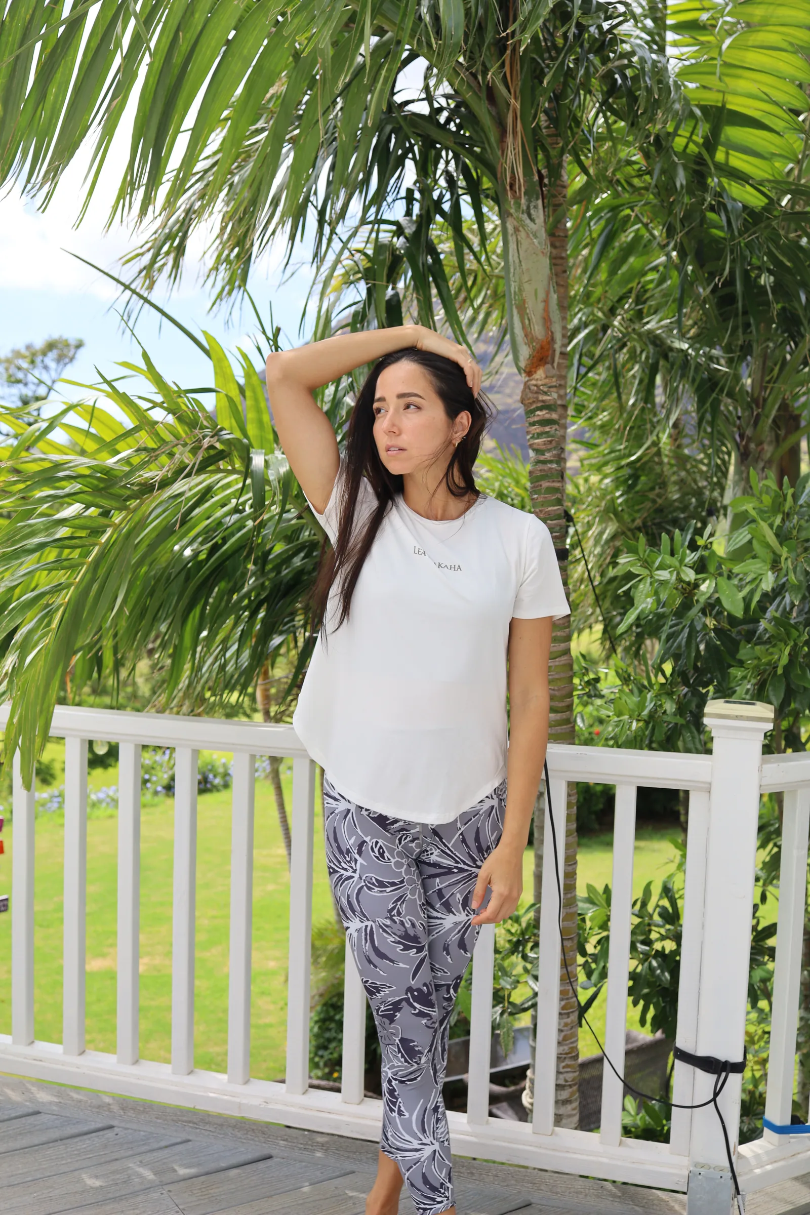 オフホワイトのクルーネックロングTシャツの全身シルエット